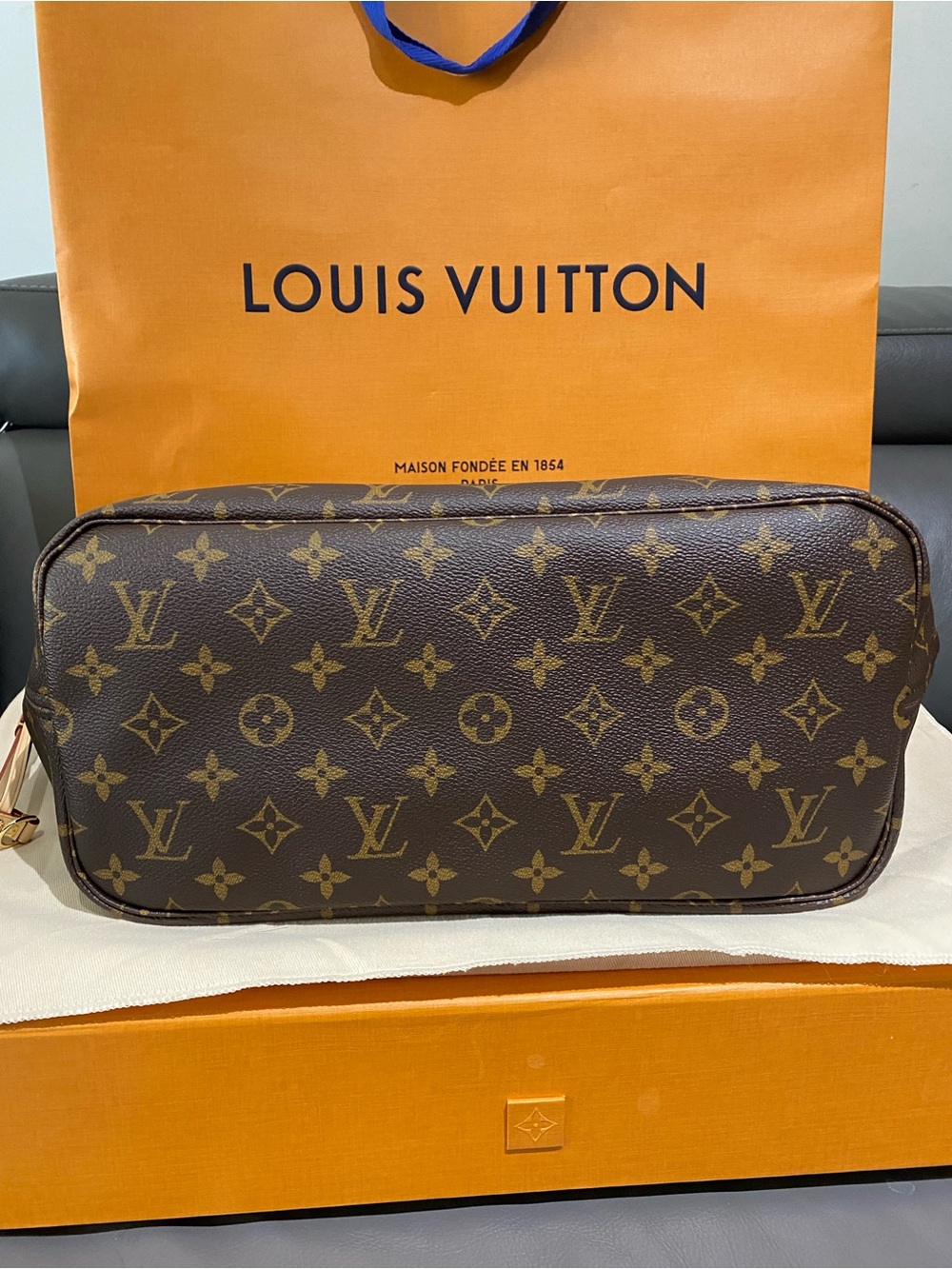 Louis Vuitton Monogram Neverfull Tote in Brown with Beige Trim - Picture 5 of 13
